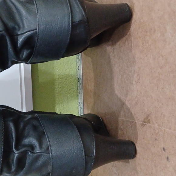 Union Bay Wmn's 7 Blk belt-strap mid heel boots - Picture 5 of 11